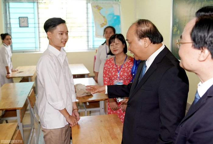 Thủ tướng động viên các em học sinh bước vào năm học mới. Ảnh VGP/Quang Hiếu Thủ tướng động viên các em học sinh bước vào năm học mới. Ảnh VGP/Quang Hiếu