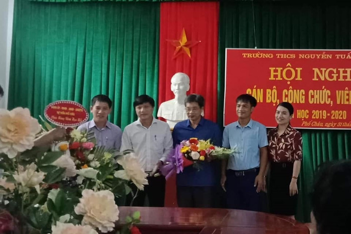 Lãnh đạo Ủy ban Nhân dân thị trấn Phố Châu, Phòng Giáo dục và Đào tạo Hương Sơn đến chúc mừng năm học mới Trường Trung học cơ sở Nguyễn Tuấn Thiện (Thị trấn Phố Châu)