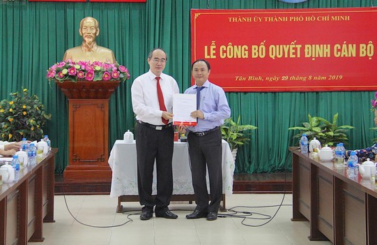 Bí thư Thành ủy Thành phố Hồ Chí Minh - ông Nguyễn Thiện Nhân trao quyết định cho đồng chí Lê Hoàng Hà. Bí thư Thành ủy Thành phố Hồ Chí Minh - ông Nguyễn Thiện Nhân trao quyết định cho đồng chí Lê Hoàng Hà.