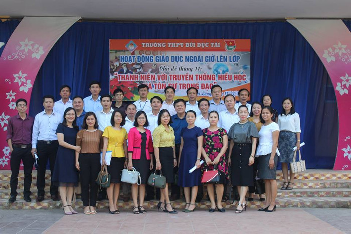 Thầy giáo Phan Hoàng Bách và đồng nghiệp Thầy giáo Phan Hoàng Bách và đồng nghiệp