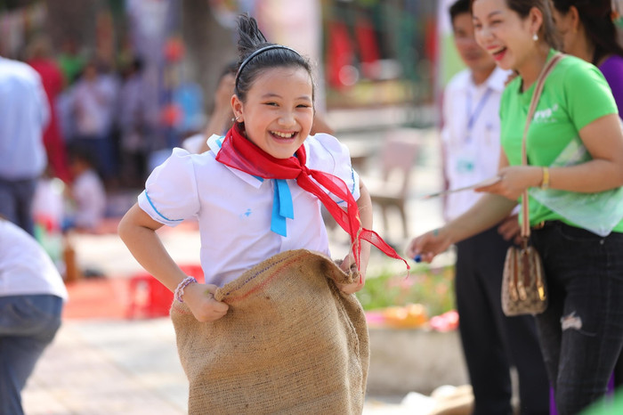 Những hoạt động dân gian được giới thiệu tới các em nhỏ để các em hiểu thêm về các trò chơi truyền thống như bịt mắt đánh chiêng, ô ăn quan, kéo co, …