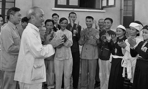 Chủ tịch Hồ Chí Minh gặp mặt thân mật các đại biểu dự Đại hội liên hoan Anh hùng, Chiến sỹ thi đua ngành nông nghiệp và Đổi công toàn quốc tại Hà Nội, ngày 23/5/1957. Ảnh: Tư liệu TTXVN Chủ tịch Hồ Chí Minh gặp mặt thân mật các đại biểu dự Đại hội liên hoan Anh hùng, Chiến sỹ thi đua ngành nông nghiệp và Đổi công toàn quốc tại Hà Nội, ngày 23/5/1957. Ảnh: Tư liệu TTXVN