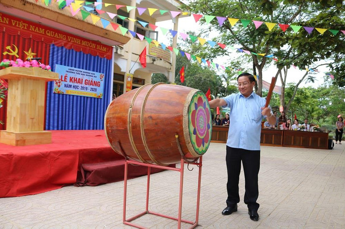 Ông Lê Đình Sơn, Ủy viên Ban Chấp hành Trung ương Đảng, Bí thư tỉnh ủy, Chủ tịch Hội đồng nhân dân tỉnh Hà Tĩnh, đánh trống khai giảng năm học mới Ông Lê Đình Sơn, Ủy viên Ban Chấp hành Trung ương Đảng, Bí thư tỉnh ủy, Chủ tịch Hội đồng nhân dân tỉnh Hà Tĩnh, đánh trống khai giảng năm học mới