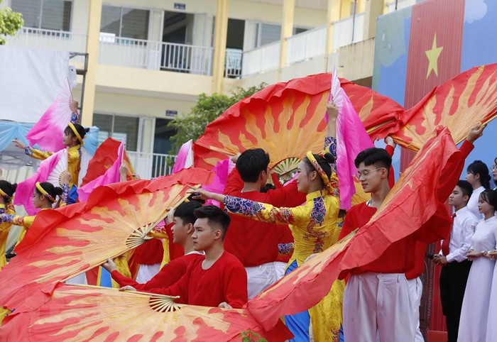 Học sinh Trường Trung học phổ thông Sơn Tây biểu diễn văn nghệ chào mừng năm học mới. (Ảnh: Thống Nhất/TTXVN) Học sinh Trường Trung học phổ thông Sơn Tây biểu diễn văn nghệ chào mừng năm học mới. (Ảnh: Thống Nhất/TTXVN)