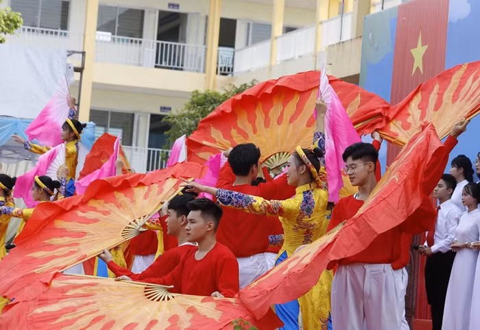 Học sinh Trường Trung học phổ thông Sơn Tây biểu diễn văn nghệ chào mừng năm học mới. (Ảnh: Thống Nhất/TTXVN)
