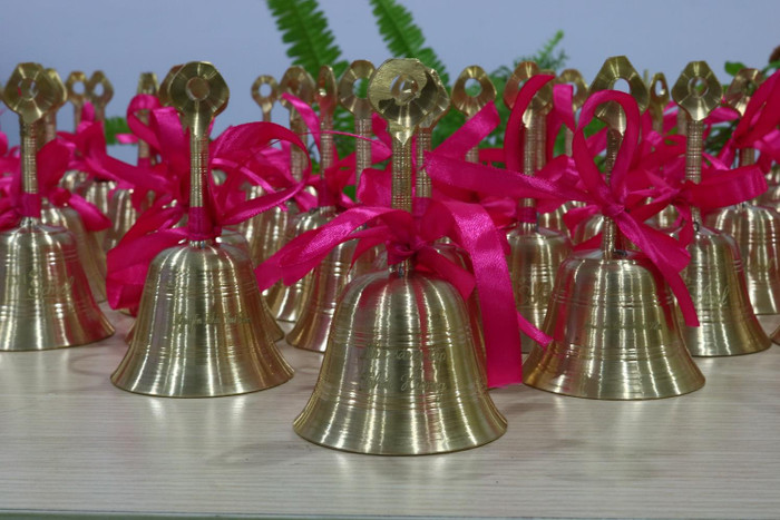 Những tiếng chuông được khắc tên học sinh – một nét đặc trưng chỉ thấy tại lễ khai giảng của trường TH School. Những tiếng chuông được khắc tên học sinh – một nét đặc trưng chỉ thấy tại lễ khai giảng của trường TH School.