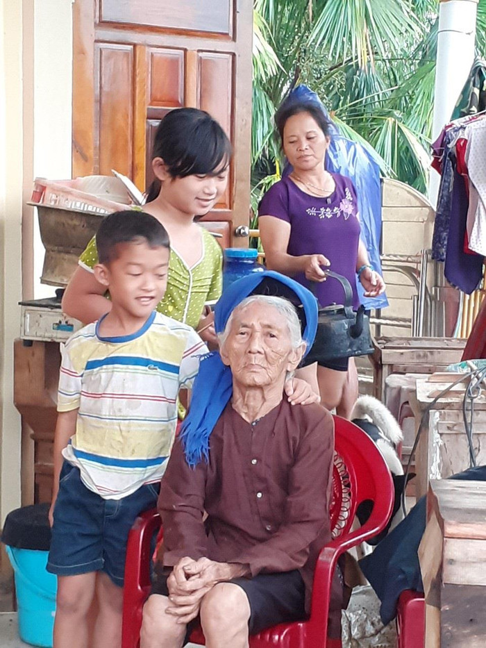 Bà cố Thông, gia đình ông Hùng (thôn Trung Thượng, xã Phương Mỹ cùng các cháu sống chung với lũ)