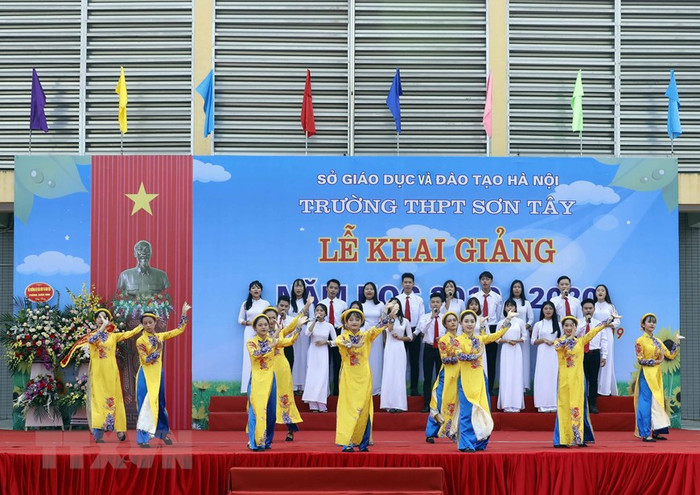 Học sinh Trường Trung học phổ thông Sơn Tây biểu diễn văn nghệ chào mừng năm học mới. (Ảnh: Thống Nhất/TTXVN) Học sinh Trường Trung học phổ thông Sơn Tây biểu diễn văn nghệ chào mừng năm học mới. (Ảnh: Thống Nhất/TTXVN)