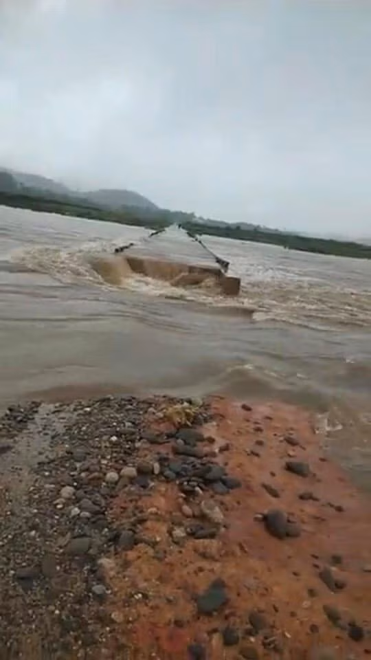 Cầu trốc Vạc (nối Sơn Kim 1, Sơn Kim 2) vị đứt 2 đầu mố cầu Cầu trốc Vạc (nối Sơn Kim 1, Sơn Kim 2) vị đứt 2 đầu mố cầu