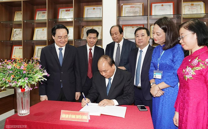 Thủ tướng ghi lưu bút tại phòng truyền thống nhà trường. Ảnh VGP/Quang Hiếu Thủ tướng ghi lưu bút tại phòng truyền thống nhà trường. Ảnh VGP/Quang Hiếu
