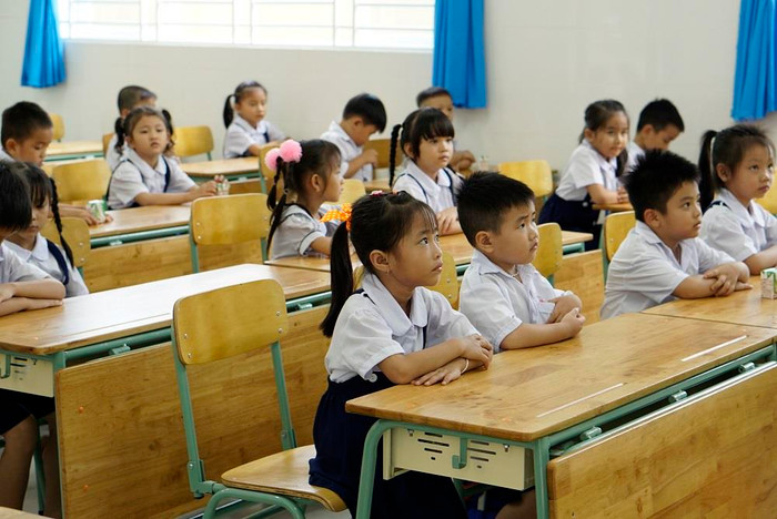 Phòng học với bàn ghế thiết bị mới cho năm học mới nhiều thuận lợi cho thầy và trò Phòng học với bàn ghế thiết bị mới cho năm học mới nhiều thuận lợi cho thầy và trò