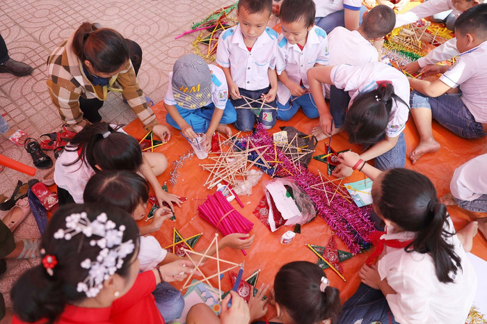 Tham gia Ngày hội, các em được tự tay làm những đồ chơi trung thu như làm đèn lồng giấy, đèn ông sao, vẽ mặt nạ, …. Ngoài ra các bạn còn được thưởng thức bánh trung thu truyền thống như một hoạt động của Ngày hội.
