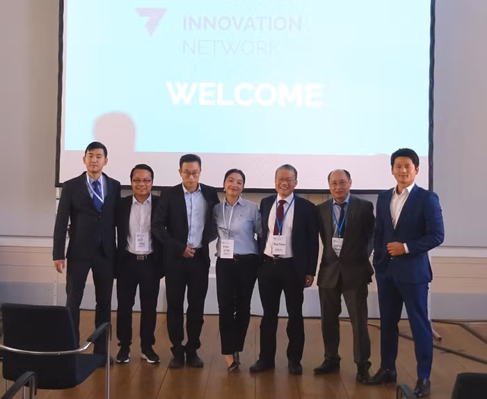 Những thành viên tích cực tham gia ngay từ hội nghị trù bị lần thứ nhất, Giáo sư tiến sỹ Nguyễn Xuân Thính, đứng thứ 3 từ bên phải