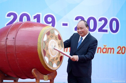 Thủ tướng Nguyễn Xuân Phúc gióng trống khai giảng năm học mới tại Trường Trung học phổ thông Sơn Tây. Ảnh: VGP/Quang Hiếu Thủ tướng Nguyễn Xuân Phúc gióng trống khai giảng năm học mới tại Trường Trung học phổ thông Sơn Tây. Ảnh: VGP/Quang Hiếu