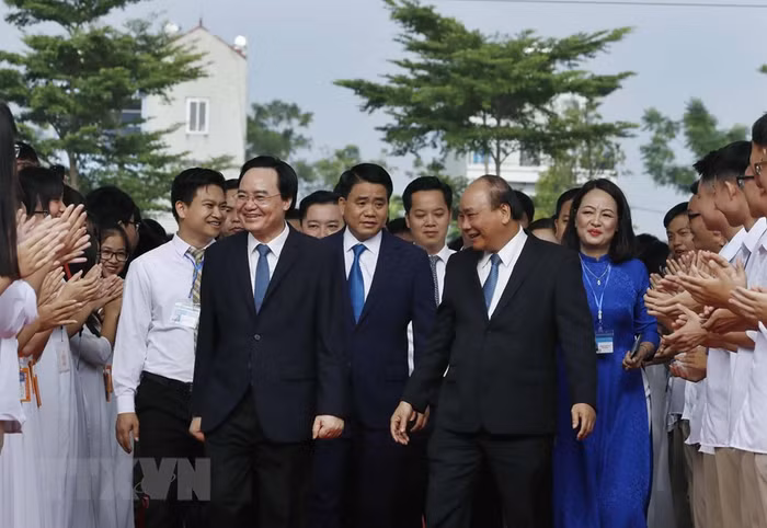 Thủ tướng Nguyễn Xuân Phúc và các đại biểu đến dự Lễ khai giảng năm học 2019-2020 tại Trường Trung học phổ thông Sơn Tây. (Ảnh: Thống Nhất/TTXVN)
