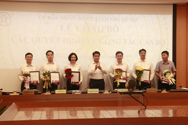 Chủ tịch Uỷ ban Nhân dân thành phố Hà Nội trao quyết định điều động, bổ nhiệm nhân sự một số sở ngành, quận huyện. Chủ tịch Uỷ ban Nhân dân thành phố Hà Nội trao quyết định điều động, bổ nhiệm nhân sự một số sở ngành, quận huyện.