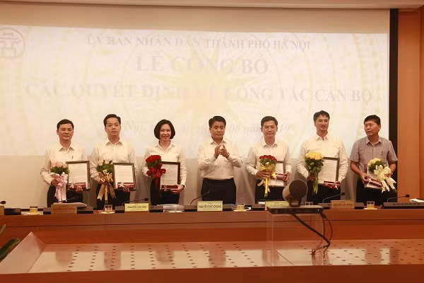 Chủ tịch Uỷ ban Nhân dân thành phố Hà Nội trao quyết định điều động, bổ nhiệm nhân sự một số sở ngành, quận huyện. Chủ tịch Uỷ ban Nhân dân thành phố Hà Nội trao quyết định điều động, bổ nhiệm nhân sự một số sở ngành, quận huyện.