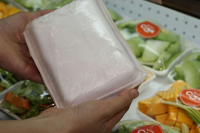 Hệ thống VinMart & VinMart+ đang thay thế dần các loại khay xốp bằng khay bã mía thân thiện với môi trường. Hệ thống VinMart & VinMart+ đang thay thế dần các loại khay xốp bằng khay bã mía thân thiện với môi trường.