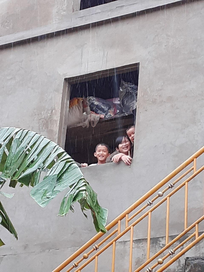 Ngày khai giảng qua cửa sổ, các em ngắm nhìn nước lũ mênh mông.