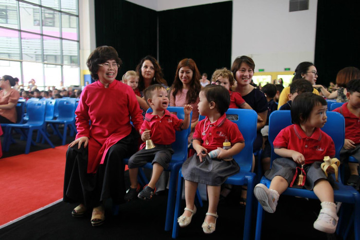 Nhà sáng lập hệ thống TH School, bà Thái Hương dành cả một ngày dự lễ khai giảng của TH School tại Chùa Bộc và Hòa Lạc. Nhà sáng lập hệ thống TH School, bà Thái Hương dành cả một ngày dự lễ khai giảng của TH School tại Chùa Bộc và Hòa Lạc.