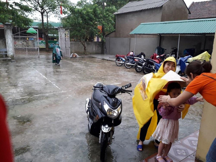 Các cô có mặt từ sáng sớm đón cháu