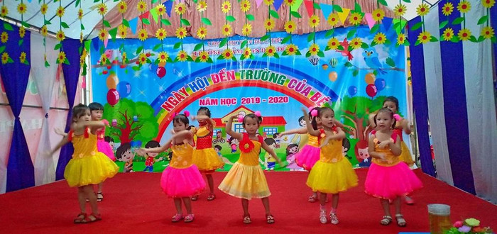 Các em Trường mầm non Đức Đồng, Đức Thọ trình diễn tiết mục múa ấn tượng