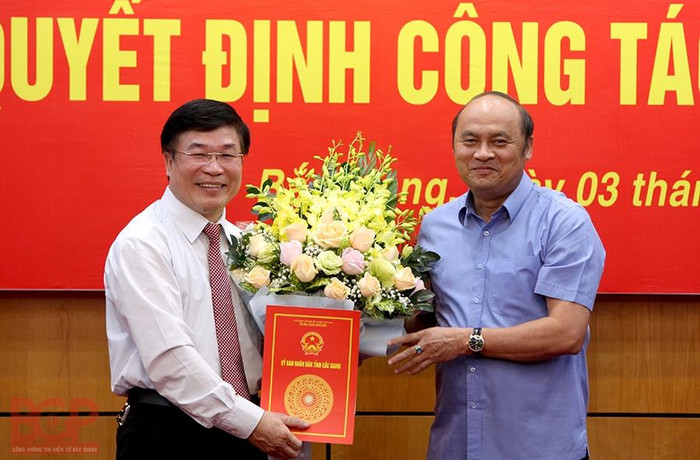 Phó Chủ tịch Thường trực Uỷ ban Nhân dân tỉnh Bắc Giang - ông Lại Thanh Sơn trao quyết định và chúc mừng đồng chí Nguyễn Văn Nghĩa. Phó Chủ tịch Thường trực Uỷ ban Nhân dân tỉnh Bắc Giang - ông Lại Thanh Sơn trao quyết định và chúc mừng đồng chí Nguyễn Văn Nghĩa.