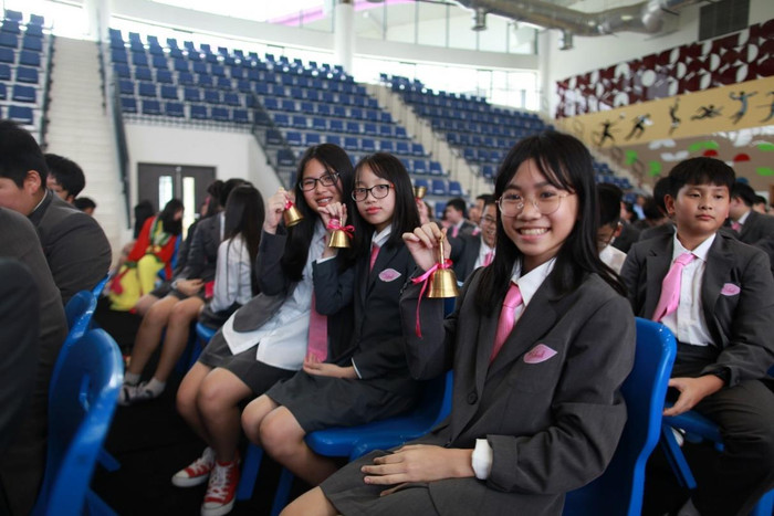 Tiếng chuông tượng trưng cho niềm vui, sự đón chào nồng nhiệt của các học sinh cũ tới với những thành viên mới, của cha mẹ thầy cô chúc cho các con một năm học mới thành công. Tiếng chuông tượng trưng cho niềm vui, sự đón chào nồng nhiệt của các học sinh cũ tới với những thành viên mới, của cha mẹ thầy cô chúc cho các con một năm học mới thành công.