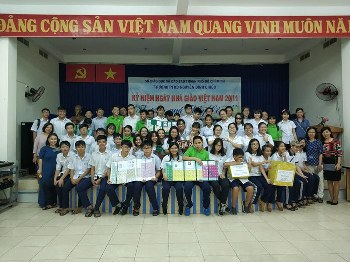 Cô Lê Thị Hồng Nhung (áo dài xanh hàng đầu, bìa trái) cùng học sinh trong buổi trao tặng sản phẩm dự án tại trường Phổ thông đặc biệt Nguyễn Đình Chiểu. Ảnh CTV Cô Lê Thị Hồng Nhung (áo dài xanh hàng đầu, bìa trái) cùng học sinh trong buổi trao tặng sản phẩm dự án tại trường Phổ thông đặc biệt Nguyễn Đình Chiểu. Ảnh CTV