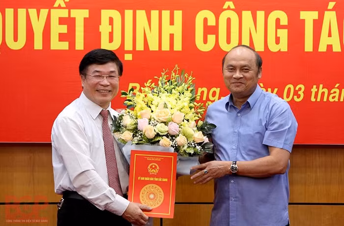 Phó Chủ tịch Thường trực Uỷ ban Nhân dân tỉnh Bắc Giang - ông Lại Thanh Sơn trao quyết định và chúc mừng đồng chí Nguyễn Văn Nghĩa.