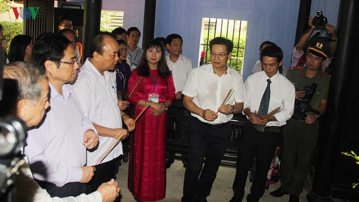 Thủ tướng Nguyễn Xuân Phúc dâng hương tại nhà lưu niệm Bác Hồ tại 112 Mai Thúc Loan, Thành phố Huế. Thủ tướng Nguyễn Xuân Phúc dâng hương tại nhà lưu niệm Bác Hồ tại 112 Mai Thúc Loan, Thành phố Huế.