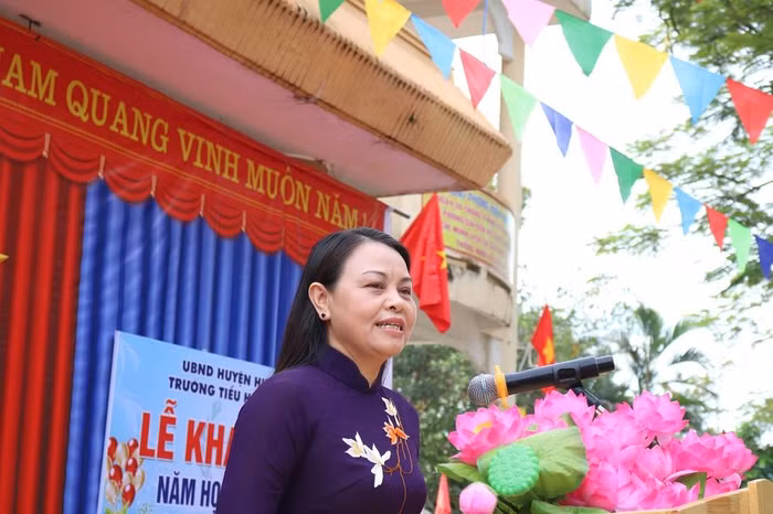 Đồng chí Nguyễn Thị Hà - Ủy viên Ban Chấp hành Trung ương Đảng, đại biểu Quốc hội, Chủ tịch Hội Liên hiệp Phụ nữ Việt Nam chia sẻ những khó khăn, ghi nhận những nỗ lực vượt lên hoàn cảnh của thầy và trò vùng rốn lũ Hương Khê, trong đó có Trường Tiểu học Hương Đô. Đồng chí Nguyễn Thị Hà - Ủy viên Ban Chấp hành Trung ương Đảng, đại biểu Quốc hội, Chủ tịch Hội Liên hiệp Phụ nữ Việt Nam chia sẻ những khó khăn, ghi nhận những nỗ lực vượt lên hoàn cảnh của thầy và trò vùng rốn lũ Hương Khê, trong đó có Trường Tiểu học Hương Đô.