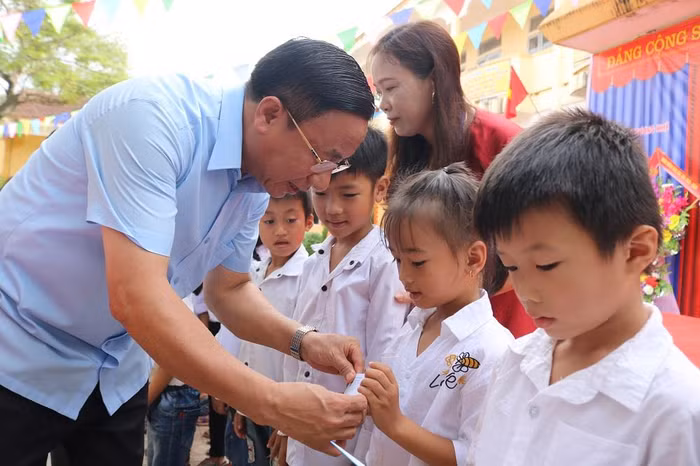 Ông Lê Đình Sơn trao quà cho học sinh Trường Tiểu học Hương Đô Ông Lê Đình Sơn trao quà cho học sinh Trường Tiểu học Hương Đô