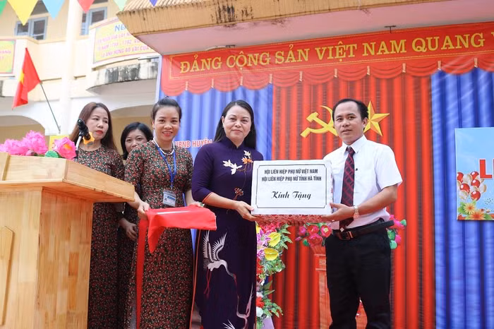 Bà Nguyễn Thị Thu Hà trao quà cho Trường Tiểu học Hương Đô Bà Nguyễn Thị Thu Hà trao quà cho Trường Tiểu học Hương Đô