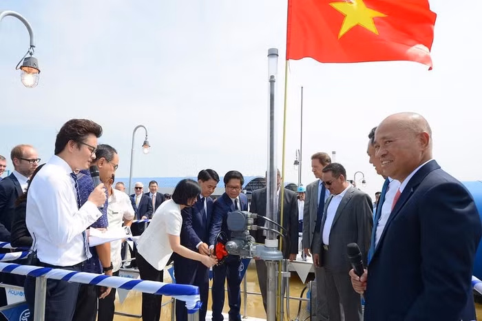 Nhà máy nước mặt Sông Đuống đầu tư gần 5000 tỷ đồng giai đoạn 1 đã cho ra nguồn nước sinh hoạt tiêu chuẩn châu Âu - uống ngay tại vòi. Trong ảnh là Chủ tịch Thành phố Hà Nội và các vị đại sứ đã uống nước trực tiếp tại vòi trong nhà máy và đánh giá rất cao về nỗ lực này của Aquaone. ảnh: QT.
