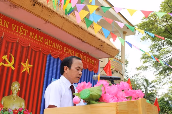 Thầy Lê Mạnh Hà - Hiệu trưởng Trường Tiểu học Hương Đô đọc diễn văn khai giảng năm học mới Thầy Lê Mạnh Hà - Hiệu trưởng Trường Tiểu học Hương Đô đọc diễn văn khai giảng năm học mới