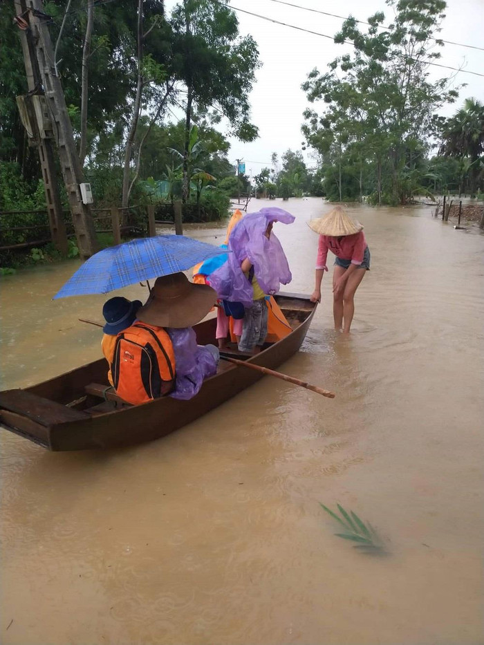 Các em học sinh vùng rốn lũ Phương Mỹ buồn bã, mong lũ rút để được đến trường.