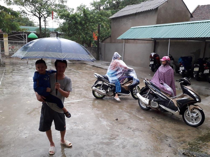 Từ 7h sáng ngày 5/9, phụ huynh Trường mầm non Trường Sơn, Đức Thọ đội mưa đưa con đến khai giảng