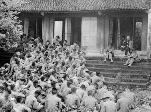 Sinh thời, Chủ tịch Hồ Chí Minh khẳng định: “Muôn việc thành công hoặc thất bại, đều do cán bộ tốt hoặc kém.” (Ảnh tư liệu: TTXVN) Sinh thời, Chủ tịch Hồ Chí Minh khẳng định: “Muôn việc thành công hoặc thất bại, đều do cán bộ tốt hoặc kém.” (Ảnh tư liệu: TTXVN)
