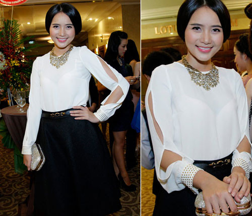 Ngoài việc kết hợp với quần tây, quần jeans, thì sơ mi còn có thể phối cùng những chiếc váy như dáng xoè, dáng bút chì. Nếu bạn muốn có vẻ đáng yêu thì hãy chọn style của Như Thảo.