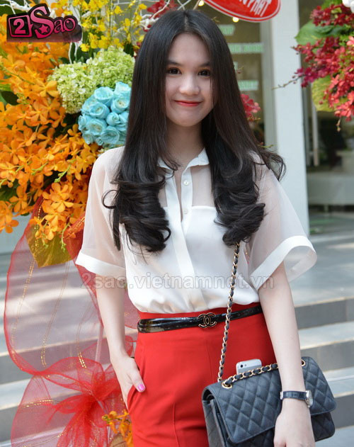 Vẻ đẹp thơ ngây của Ngọc Trinh càng được toát lên khi cô mặc sơ mi trắng với quần đỏ.