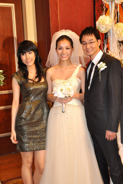 Trông cô khác hẳn khi dự đám cưới chị gái với nhan sắc đã được "tút tát" .