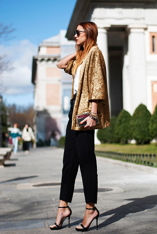 Với những quý cô yêu phong cách thanh lịch và sang trọng, hãy thử cách phối hợp giữa áo sơ mi trắng, quần satin đen, áo kimono đính sequin lấp lánh và hoàn thiện bộ trang phục bằng đôi sandal cao gót màu đen tối giản về họa tiết.