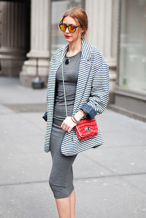 Hoặc hãy thử phong cách đậm chất thành thị với váy midi màu xám, kết hợp cùng áo kẻ sọc đen - trắng oversized. Với những quý cô sở hữu thân hình đầy đặn, thay vì gam màu xám, hãy chọn cho mình chiếc váy midi màu đen.