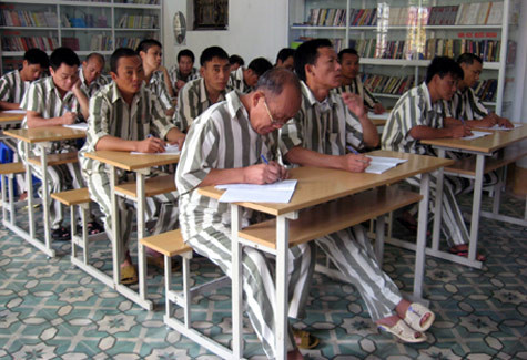 Nhiều gia đình phạm nhân khánh kiệt từ nạn tín dụng đen trong tù. Ảnh minh họa