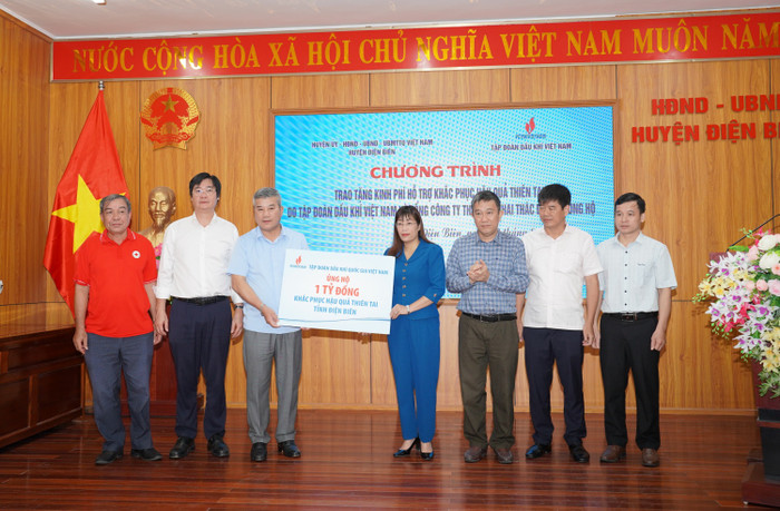 Đồng chí Đỗ Chí Thanh – Phó Tổng Giám đốc Petrovietnam và đồng chí Nguyễn Mạnh Kha – Ủy viên Ban Chấp hành Tổng Liên đoàn Lao động Việt Nam, Phó Chủ tịch thường trực Công đoàn Dầu khí Việt Nam trao hỗ trợ khắc phục hậu quả mưa lũ đến tỉnh Điện Biên. Ảnh 8.jpg