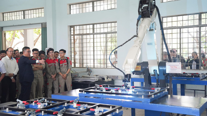 Tham gia hoạt động có liên kết với doanh nghiệp giúp sinh viên tiếp cận gần hơn với thực tế khi tham gia vào thị trường lao động. thaco1.jpg