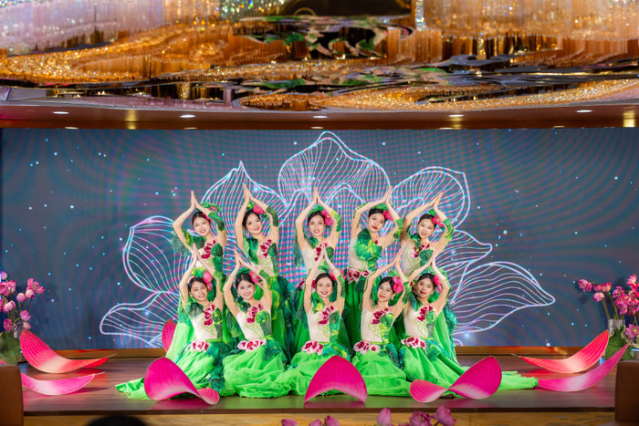 Màn trình diễn “Thành tâm hướng Phật” mang lại nhiều cảm xúc. HIU00762.jpg