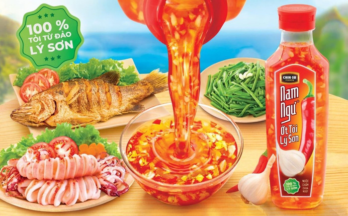 Chén nước mắm ớt tỏi chua ngọt luôn gắn liền với các mâm cơm gia đình Việt.jpg