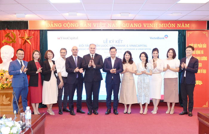 Đại diện VietinBank và đại diện VinaCapital chụp ảnh lưu niệm. anh3_VTB_vinaCapital.jpg